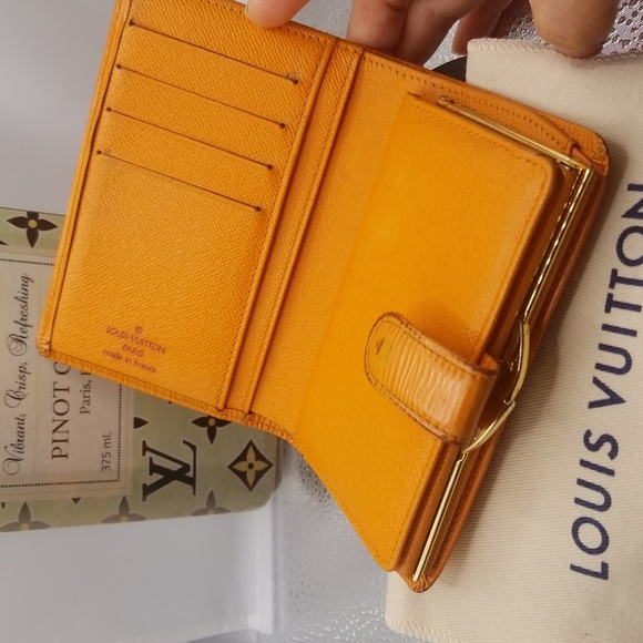 LOUIS VUITTON EPI YELLOW KISSLOUCK 💛 ✨️ - Picture 6 of 8